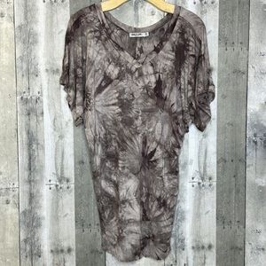 LOCK & Love short sleeve v-neck tee shirt.  Tapered fit. Super soft. Size medium
